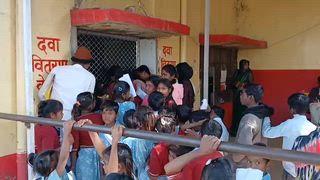 आरोग्य शिविर में 500 से ज्यादा मारीजों ने लिया उपचार  लाभ।
शाहाबाद। शाहाबाद सामुदायिक स्वास्थ्य केंद्र में आयोजित आरोग्य शिबिर में काफी संख्या में मरीज जांच तथा उपचार के लिए पहुंचे जहां मरीजों को निशुल्क जांच तथा उपचार दिया गया क्षेत्र में विशेषज्ञ चिकित्सक भी मौजूद रहे चिकित्सकों में डॉक्टर भूपेंद्र मीना, अमित भारतीय, प्रवीण गुर्जर, फिरोज खान, आरिफ अहमद आदि चिकित्सकों ने मरीजों की जांच तथा उपचार किया शिविर में मौसमी बीमारियों के अलावा बच्चों के विशेषज्ञ चिकित्सक के पास बच्चों को उपचार के लिए लाया गया वहीं त्वचा रोग विशेषज्ञ भी मौजूद रहे शिविर में 30 से अधिक मरीजों की बीपी शुगर तथा सामान्य कैंसर की जांच मौके पर ही की गई सभी मरीजों को उपचार तथा दवाईयां दी गई।