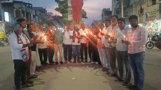 నర్సంపేట అంబేద్కర్ సెంటర్లో సాయి ఈశ్వర్ చారి మృతికి నివాళులు....  నర్సంపేట అంబేద్కర్ సెంటర్ వద్ద శనివారం బీసీ, ఎస్సీ, ఎస్టీ సంఘాల నాయకులు సాయి ఈశ్వర్ చారి మృతిని స్మరించారు. బహుజన రాజ్యాధికార సమితి రాష్ట్ర కన్వీనర్ ముంజాల రాజేందర్ గౌడ్, హక్కుల కోసం ఆత్మహత్యలకు బదులు ఉద్యమాలే అవసరం అని పేర్కొన్నారు. అతని ఆశయాన్ని వృథా కాకుండా చేయాలని, బీసీ-బడుగు బలహీన వర్గాలకు న్యాయం సాధించేందుకు పోరాటం కొనసాగిస్తామన్నారు. బీసీల 42 శాతం రిజర్వేషన్ల కోసం రాజకీయ పార్టీలకు అతీతంగా ఐక్యంగా ముందుకు రావాలని అన్నారు.