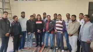 *हल्द्वानी में शिव सैनिकों के द्वारा राष्ट्रीय कार्यक्रम की रूपरेखा  के लिए  बैठक रखी गई जिसकी अध्यक्षता प्रदेश उप प्रमुख रूपेंद्र नागर ने करी*
फास्टेस्ट न्यूज उत्तराखंड से पत्रकार राधेश्याम अरोड़ा की  रिर्पोट
शिव सेना की एक महत्वपूर्ण बैठक 13 दिसंबर को श्री शनि मंदिर रानीबाग में आयोजित की गई, जिसमें महानगर हल्द्वानी में एक राष्ट्रीय स्तर के कार्यक्रम के आयोजन पर चर्चा हुई। इस बैठक में शिव सेना पदाधिकारियों ने उत्तराखंड के समस्त शिव सैनिकों से जनसंपर्क करने का निर्णय लिया है।
*बैठक में लिए गए महत्वपूर्ण निर्णय:*
- _राष्ट्रीय स्तर का कार्यक्रम_: मार्च माह के प्रथम सप्ताह में एक विशाल आयोजन करने का निर्णय लिया गया है।
- _शिव सैनिकों की भागीदारी_: उत्तराखंड प्रदेश की समस्त इकाइयों के साथ अन्य प्रदेश के राज्य प्रमुख, जिला प्रमुख, नगर प्रमुखों के साथ साथ शिव सैनिकों का एक विशाल आयोजन करना तय हुआ है।
- _कार्यक्रम की रूप रेखा_: शिव सेना प्रदेश उपाध्यक्ष रूपेंद्र नागर जी ने बैठक में कार्यक्रम की रूप रेखा तय की है। एवं प्रदेश के प्रत्येक जिले से शिव सैनिकों को सम्मिलित होने के लिए जनसंपर्क किया जाएगा
- _कुमाऊं मंडल के शिव सैनिकों के लिए निर्देश_: कुमाऊं मंडल प्रमुख हेमंत कुमार भईयू ने कुमाऊं मंडल के शिव सैनिकों से अपने अपने क्षेत्र में बैठक करने हेतु निर्देश दिए हैं।
बैठक में प्रदेश उपाध्यक्ष रूपेंद्र नागर, कुमाऊं मंडल प्रमुख हेमंत कुमार भईयू, कुमाऊं मंडल सचिव पदम पाल, जिला प्रमुख त्रिलोक सिंह, जिला कोषाध्यक्ष राजू गुप्ता, जिला सचिव योगेश चौहान, नगर सचिव पूरन सागर, पुरुषोत्तम सिंह, वरिष्ठ शिव सैनिक मुकेश बाबा, नगर उपाध्यक्ष प्रमोद आर्या, मीडिया प्रभारी अभिषेक कश्यप, ब्लॉक प्रमुख सूरज आर्या, भीमताल विधानसभा प्रभारी मुकेश बिष्ट, प्रचार सचिव अक्षय मौर्य, आयुष वार्ष्णेय, गुरुवंश आहूजा, अजय शर्मा, सहित कई पदाधिकारी उपस्थित थे।