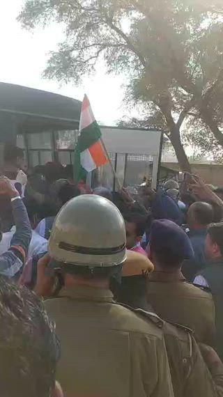 पदमपुर पुलिस द्वारा टिब्बी धरने पर जा रहे काग्रेस जिला अध्यक्ष व करणपुर विधायक रूबी कुनार, कालवासियां सरपंच प्रमेन्द्र खीचड़, सुभाष भाखर आदि को गिरफ्तार किया