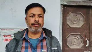 *मतदाता की आवाज़ बनकर उठी तूफान*
*मिडिया की खबर ने हिलाई प्रशासनिक कुर्सियां, DM एटा ने त्वरित संज्ञान लेते हुए  कर दी फॉर्म जमा करने की समस्या हल*
रवेन्द्र जादौन की खास रिपोर्ट एटा 
एटा ~ मीडिया परिवार की प्रमुखता से प्रसारित एक खबर ने एक बार  फिर साबित कर दिया कि सच्ची पत्रकारिता अभी ज़िंदा है और प्रशासन को झकझोर सकती है!  एटा सदर विधानसभा के शास्त्री पुरम निवासी मतदाता संगम सोलंकी पिछले कई दिनों से परेशान थे। उन्हें विधानसभा चुनाव से जुड़ा गणना प्रपत्र (फॉर्म) जमा करने में बार-बार अड़चन आ रही थी। तहसील कार्यालय के चक्कर काट-काटकर थक चुके संगम ने अंत में मीडिया का दरवाजा खटखटाया।  बस फिर क्या था।मीडिया ने तुरंत यह खबर प्रमुखता से प्रसारित / प्रकाशित की। खबर जैसे ही वायरल हुई, जिला प्रशासन में हड़कंप मच गया।  जिलाधिकारी एवं जिला निर्वाचन अधिकारी प्रेम रंजन सिंह ने खुद तत्काल संज्ञान लिया। आदेश दिया कि मतदाता की समस्या को प्राथमिकता पर हल किया जाए। इसके बाद तहसील एटा के कर्मचारियों ने रातोंरात सक्रियता दिखाई और संगम सोलंकी का गणना प्रपत्र मौके पर ही जमा कर लिया गया।  खुद संगम सोलंकी ने मीडिया से बातचीत में कहा,
“मैंने कई बार चक्कर लगाए, किसी ने नहीं सुनी। मीडिया की खबर आते ही जिलाधिकारी महोदय ने तुरंत एक्शन लिया। आज मेरा काम हो गया। मैं मीडिया परिवार  और माननीय जिलाधिकारी जी का दिल से आभारी हूँ।”जिलाधिकारी प्रेम रंजन सिंह ने कहा-
“मतदाता लोकतंत्र की रीढ़ हैं। किसी भी मतदाता को चुनावी प्रक्रिया में कोई असुविधा नहीं होनी चाहिए। मीडिया परिवार ने जो मुद्दा उठाया, उसके लिए मैं धन्यवाद देता हूँ। हमने त्वरित कार्यवाही की और समस्या का समाधान कर दिया गया।
*”मीडिया परिवार ने  एक बार फिर साबित कर दिया है कि:-
*आम जन मानस की आवाज़ को बुलंद करने वाला मीडिया  ही सच्चा चतुर्थ स्तम्भ है।*