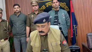 कानपुर --पनकी पुलिस को मिली सफलता!

पुलिस ने तीन शातिर ठगो को गिरफ्तार किया!

पतंजलि गोदाम अंडरपास के पास से गुजैनी क्षेत्र में हुई गिरफ्तारी।

गिरफ्तार आरोपी बीरपुल, किशोर कुमार और नारायण, तीनों लखनऊ के निवासी।

राह चलते लोगों को असली सोना दिखाकर नकली पीतल बेचते थे आरोपी।

आरोपियों के पास से असली-नकली सोने के आभूषण बरामद।

तीन लाख रुपये नकद जब्त, चार लाख रुपये खाते में फ्रीज।

डीसीपी पश्चिम दिनेश त्रिपाठी ने प्रेस वार्ता कर किया खुलासा!

Police Commissionerate Kanpur Nagar  #crime #public #cyber