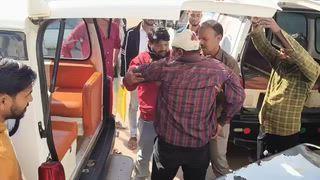 ब्रेकिंग न्यूज़ – गरौली, छतरपुर
छतरपुर जिले के नौगांव से सटे ग्राम गरौली में यादव समाज के दो पक्षों के बीच मकान को लेकर विवाद इतना बढ़ गया कि मामला हिंसक झड़प में बदल गया। दोनों पक्षों के बीच हुई जमकर मारपीट में एक पक्ष के 6 लोग गंभीर रूप से घायल हो गए।
घायलों को तुरंत नौगांव सामुदायिक स्वास्थ्य केंद्र ले जाया गया, जहां प्राथमिक उपचार के बाद 5 घायलों की गंभीर स्थिति को देखते हुए झांसी मेडिकल कॉलेज रेफ़र कर दिया गया।