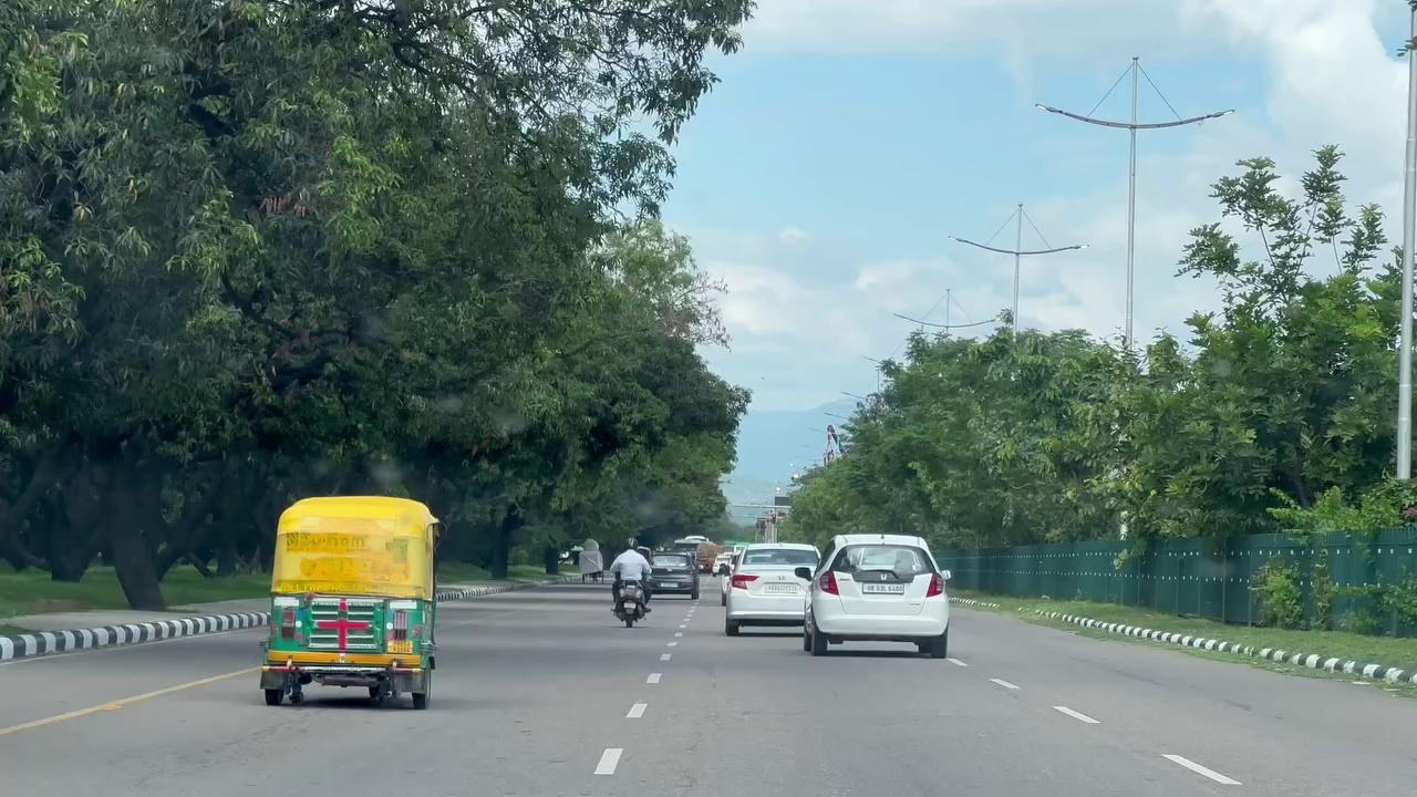 Kasauli Hills
can be seen clearly but avoid to go there due to frequent land slinding occuring due to rainy
weather..