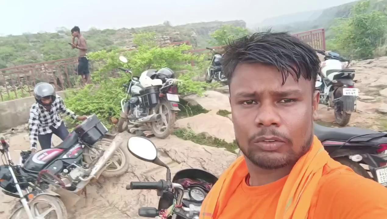 #videos manjhar kund se tilouthu ki or jaate huye #video2024 masti mazaak karte huye raaste mein bike chalate huye ||