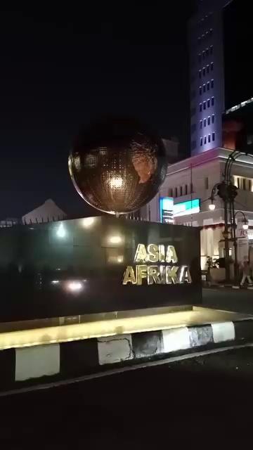 Bersantai Sejenak,Sambil Menikmati Keindahan Suasana Malam Kota Bandung..