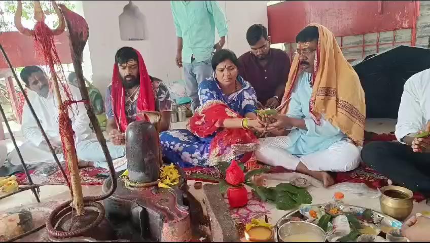 बड़कागांव के सुप्रसिद्घ " श्री श्री बुढ़वा महादेव मंदिर "* में आज आजसू पार्टी के केंद्रीय महासचिव सह बड़कागांव विधानसभा प्रभारी रोशनलाल चौधरी ने सपरिवार " रुद्राभिषेक " किया।