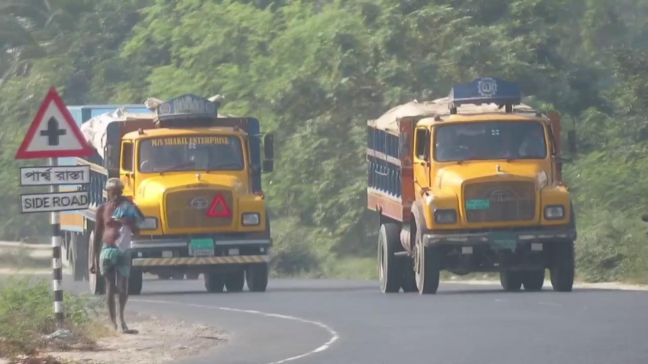 Jamalpur Express Near BBE Railway Station Tangail || Highway and Railline together