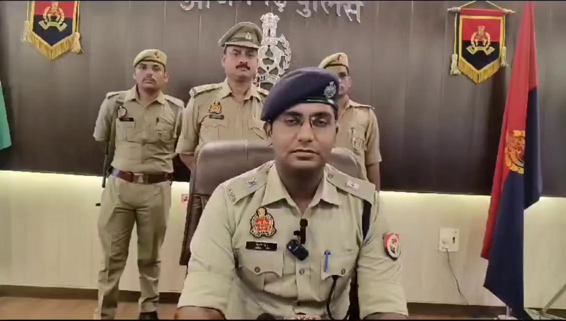 पुलिस ने महिलाओं को भ्रमित कर उनके गहनें, जेवर उतरवाकर लेकर भाग जाने वाले अन्तर्जनपदीय 04 शातिर अपराधी गिरफ्तार; टप्पेबाजी के आभूषण (कीमत लगभग 1.2 लाख रूपयें), घटना में प्रयुक्त 02 मोटरसाइकिल व 01 चोरी की मोटरसाकिल तथा अवैध असलहा व कारतूस बरामद*
*पूर्व की घटना-*
दिनांक- 10.08.24 को वादिनी मुकदमा सुकल पत्नी जियावन लाल निवासी गढवाँ थाना सरायमीर जनपद आजमगढ़ ने थाना सरायमीर पर लिखित तहरीर दी कि वादिनी मुकदमा समय 14.30 बजे अपने घर से बाजार सरायमीर में सब्जी लेने जा रही थी कि ठाकुर द्वारा मस्जिद के आगे सरकारी हैण्ड पाईप के पास कोने पर पहुंची थी कि तीन लड़के मोटर साईकिल खड़ी करके मेरे पास आकर एक कपड़े पर नोट की तरह लपेटा हुआ गड्डी दिये और मेरे कान का कानफूल और गले में धागे से लगा लाकेट ले लिए और कहे कि इसी जगह बैठे रहना थोड़ी देर में आकर मैं अपना पैसा ले जायेगे उसके बाद तीनो लड़के मोटर साईकिल से चले गये काफी देर होने पर जब मैं कपड़ा (रुमाल) खोल कर देखी तो उसमे कागज का टूकडा था, के सम्बन्ध तहरीर के आधार पर मु0अ0स0 431/24 धारा 303 बीएनएस थाना सरायमीर आजमगढ़ पंजीकृत कर विवेचना प्रारम्भ की गयी ।
दिनांक- 07.05.24 को वादिनी मुकदमा बेला देवी पत्नी राधेश्याम ग्राम सतवहिया थाना फूलपुर आजमगढ़ ने थाना सरायमीर पर लिखित तहरीर दी कि दिनांक 06.05.2024 को सुबह वादिनी मुकदमा संजरपुर दवा लेने गई थी वहाँ से दवा लेकर लगभग 9 बजे सरायमीर नई बाजार मेन रोड पर आटो रिक्शा से उतरी वहाँ केला ले रही थी तभी दो व्यक्ति आये मुझसे पुछे की चाची यहाँ बैंक है । मैने कहा की मुझे नहीं मालूम है । वह लोग मुझे अपने साथ लेकर ठठेरी बाजार सब्जी मण्डी के पास ले गये । वहाँ मुझे वह लोग पैसा की तरह लपेटा दस्ती रूमाल दिए और मुझसे सोने का कान का टप और लाकेट ले लिए और कहा कि इसी जगह बैठे रहना अभी आकर मैं अपना पैसा लूंगा खोलना नहीं । काफी देर न लौटने पर मैं कपड़ा (रुमाल) खोल कर देखी तो उसमे कागज का टूकडा था वह लोग धोखा से मेरा जेवर लेकर चले गए । तहरीर के आधार पर मु0अ0स0 240/24 धारा 379/420 भादवि पंजीकृत कर विवेचना प्रारम्भ की गयी ।
*गिरफ्तारी का विवरण –*
पुलिस अधीक्षक आजमगढ़ हेमराज मीना द्वारा मुकदमा उपरोक्त की घटना का सफल अनावरण करने व अभियुक्तों की गिरफ्तारी हेतु प्रभारी निरीक्षक सरायमीर को निर्देशित किया गया जिसके क्रम में आज दिनांक- 13.08.2024 को प्र0नि0 यादवेन्द्र पाण्डेय मय हमराह को सूचना मिली कि दो मोटर साइकिल पर पांच व्यक्ति शेरवा बाजार में खड़े हैं बस्ती नहर के रास्ते सिकरौर की तरफ जाने की बात कर रहे हैं। इनके द्वारा थाना क्षेत्र में कागज की गड्डी का नोट बनाकर ये लोग घुमफिर कर महिलाओ को दिखाकर उनका जेवर उतरवाकर लेकर चले जाते हैं तथा रात में चोरिया भी करते है। इनके पास नाजायज असलहा भी हैं, इस सूचना पर तत्काल पुलिस मौके पर पहुँची, बस्ती नहर पुलिया के आगे हाजीपुर मोड़ पर दो मोटर साइकिल शेरवा की तरफ से आते दिखाई दिया, दोनो मोटर साइकिल को टार्च की रोशनी में रूकने का इशारा किया गया तो दोनो मोटर साइकिल चालक हड़बड़ाहट में मोटर साइकिल सहित गिर गये जिसमें एक मो0सा0 के पीछे बैठा एक व्यक्ति मो0सा0 से कुदकर अंधेरे का लाभ लेते हुए झाड़ियो के सहारे भाग गया। चार व्यक्तियों 1. रामदरश उर्फ देवा पुत्र स्व0 रविशंकर निवासी पारा थाना सरायमीर आजमगढ़, 2.दिलीप कुमार उर्फ सोनू पुत्र शोभनाथ ग्राम पारा, थाना सरायमीर, जनपद आजमगढ़, 3. विजयभान पुत्र बहादुर राम ग्राम पारा थाना सरायमीर जनपद आजमगढ़, 4. सूरज सोनी पुत्र शेषनाथ सोनी निवासी भेड़िया थाना फूलपुर आजमगढ़ को टप्पेबाजी के आभूषण (कीमत लगभग 1.2 लाख रूपयें), 02 तमंचा, 02 जिन्दा कारतूस .315 बोर, 02 मोटरसाइकिल के साथ हाजीपुर मोड़ के पास से समय 01.40 बजे सुबह गिरफ्तार कर लिया गया ।
*पूछताछ का विवरण-*
गिरफ्तार अभियुक्त राम दरश ने बताया कि घटना के लिए किसी मार्केट का चुनाव करते हैं वहा पर किसी भोली भाली अधेड़ महिला को अपना शिकार चुनते है। बोलते हैं चाची (शिकार) दो लाख रूपये जमा करना हैं, महिला बोलती हैं एक बार में नही जमा होगा थोड़ी- थोड़ी करके जमा होगा। तब अपना साथी बगल से जाता हैं। साथ वाले को बोलते हैं जमा करने के लिये तो साथ वाला व्यक्ति बोलता हैं कि एक साथ जमा नही होगा। मैं और चाची मिलकर दोनो लोग थोड़ा थोड़ा पैसा जमा कर देगे। साथ वाला बंदा चाची से कहता हैं कि हम लोग थोड़ा थोड़ा करके जमा कर देगे और आधा-आधा पैसा ले लेगे। कपड़े में लपेटकर कागज की नोट की गड्डी चाची को थमा देते हैं उसके बाद महिला से कहते हैं कि चाची आपको विश्वास करके दो लाख रूपये दे रहे हैं इसके गारंटी मे अपना कान का टप्स दे दीजिए। इसी लालच में चाची द्वारा अपना कान का टप्स दे दिया जाता है। महिला को आगे जाने की बात कहते हुए हम लोग महिला का जेवर लेकर वहां से फरार हो जाते है। उसके बाद मार्केट से बाहर निकलकर भेड़िया बाजार थाना फूलपुर आजमगढ़ में सूरज ज्वैलर्स के यहां बेच देते है। वह सामान का वजन कर लेता हैं और प्रति ग्राम 3800 के हिसाब से नगद पैसा देता हैं। सोने का बाजार रेट 65,000/- हैं जिसका लगभग आधा रेट से सूरज ज्वैलर्स द्वारा नगद दिया जाता है। अब तक मेरे द्वारा छः बार सूरज ज्वैलर्स के यहां शिकार से ठगे गये लाकेट व कान के आभूषण (टप्स) बेचकर उससे पैसा प्राप्त किया गया हैं और हम लोग बराबर बराबर आपस में बांट लेते है। सूरज सोनी हम लोगो से पहले से परिचित हैं चुंकि हम लोगो का सामान चोरी व ठगी का रहता हैं जिसकी जानकारी सूरज सोनी को पहले से रहती हैं। वह हम लोगो से माल कहा से लाये इस सम्बन्ध में कुछ पूछताछ नही करता हैं। हम लोग किसी भी समय उसकी दुकान पर जाकर माल बेच देते है। मैं ऐसा काम लुधियाना में रहकर अपने बिहार के कुछ दोस्तों से सीखा है। ऐसा काम हमलोग पंजाब, हिमांचल प्रदेश, हरियाणा व उत्तराखण्ड में भी किये है, जहां से जेल भी जा चुके हैँ।
*पंजीकृत अभियोग-*
1. मु0अ0स0 435/24 धारा 3/25 आयुध अधि0 थाना सरायमीर आजमगढ़ (अभि0 रामदरश) थाना सरायमीर आजमगढ़ 2. मु0अ0स0 436/24 धारा 3/25 आयुध अधि0 थाना सरायमीर आजमगढ़ ( अभि0 विजयभान) थाना सरायमीर आजमगढ़ 3. मु0अ0स0 437/24 धारा 318(4), 338,336(3), 340(2),317(2),317(5),3(5) बीएनएस थाना सरायमीर आजमगढ़ ( अभि0 रामदरश, विजयभान, रौशन उर्फ उजागीर)
*आपराधिक इतिहास- अभि0 रामदरश उर्फ देवा उपरोक्त*
क्र0सं0 मु0अ0सं0 धारा थाना जनपद1 249/24 323, 504, 506,325,354,427,452 भादवि सरायमीर आजमगढ़। 2 262/23 323, 504, 506 336,427, 452 भादवि सरायमीर आजमगढ़
3 298/23 34, 427, 506 सरायमीर आजमगढ़
4 240/24 379/420/411 सरायमीर आजमगढ़
5 431/24 303 बीएनएस सरायमीर आजमगढ़
6 437/24 318(4),338,336(3),340(2),317(2),317(5),3(5) बीएनएस सरायमीर आजमगढ़
7 360/19 379/34 भादवि नालागढ बद्दी (हिमांचल प्रदेश)
8 571/19 379/420 भादवि अम्बाला कैण्ट लुधियाना (पंजाब)
9 647/20 379/420 भादवि सदर कोतवाली अम्बाला (हरियाणा)
10 392/20 420/120बी भादवि पटेल नगर देहरादून (उत्तराखण्ड)
*अभि0 दिलीप कुमार उपरोक्त का आपराधिक इतिहास*
क्र0सं0 मु0अ0सं0 धारा थाना जनपद
1 598/07 323,452,497 भादवि सरायमीर आजमगढ़
2 80/14 457/380/411 भादवि सरायमीर आजमगढ़
*अभि0 विजयभान पुत्र बहादुर उपरोक्त का आपराधिक इतिहास*
क्र0स0 मु0अ0सं0 धारा थाना जनपद
1 240/24 379/420/411 सरायमीर आजमगढ़
2 431/24 303 बीएनएस सरायमीर आजमगढ़
*गिरफ्तार करने वाले टीम-*