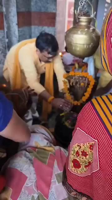 आज प्रातः मानसरोवर मन्दिर गोरखपुर में रुद्राभिषेक करते हुए।