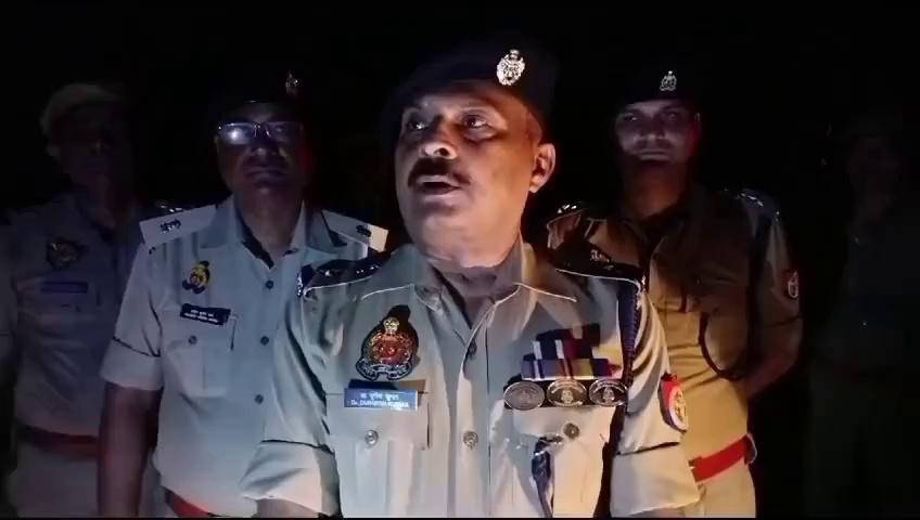 जनपद जालौन कोतवाली कालपी व थाना आटा पुलिस टीम द्वारा अन्तर्राज्यीय 4 शातिर अभियुक्तों को लूट की योजना बनाते समय मगरौल रोड के जोधर नाला के पास पुलिस मुठभेड़ के दौरान गिरफ़्तार किया गया । जिसमें एक अभियुक्त गोली लगने से घायल हुआ, अभियुक्तों के कब्जे से अवैध असलहा ,खोखा व ज़िंदा कारतूस, एवं मु0अ0स0 177/2024 धारा 309(4) बीएनएस से सबंधित 32,500/- रूपये नगद , पीली व सफेद धातू के जेवरात, चार पहिया वाहन व चोरी की मोटरसाइकिल बाइक बरामद करने के सम्बन्ध में पुलिस अधीक्षक जालौन द्वारा दी गयी बाइट।