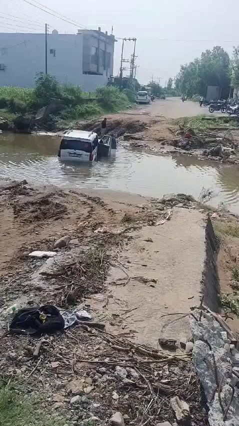 वायरल वीडियो
पांवटा साहिब के विधायक की गाड़ी फंसी नाली में, लोगों ने बोला अब 15 दिन में बनेगी पुलिया... देखे वीडियो
सबसे तेज खबर DC Sirmaur topfans Sirmaur nahan Gunjeet Singh Cheema H.A.S धारटीधार की आवाज