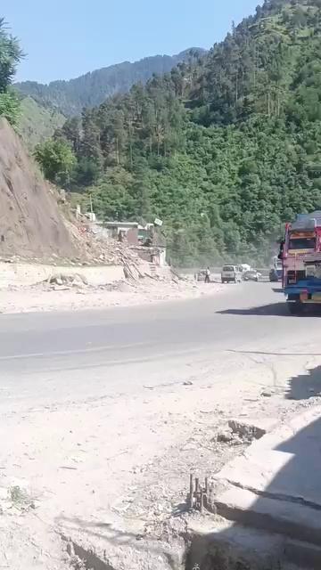 Current Situation at Ramsoo Sector
LMVS and HMVs Movement Continue Running On Jammu Srinagar National Highway NH44