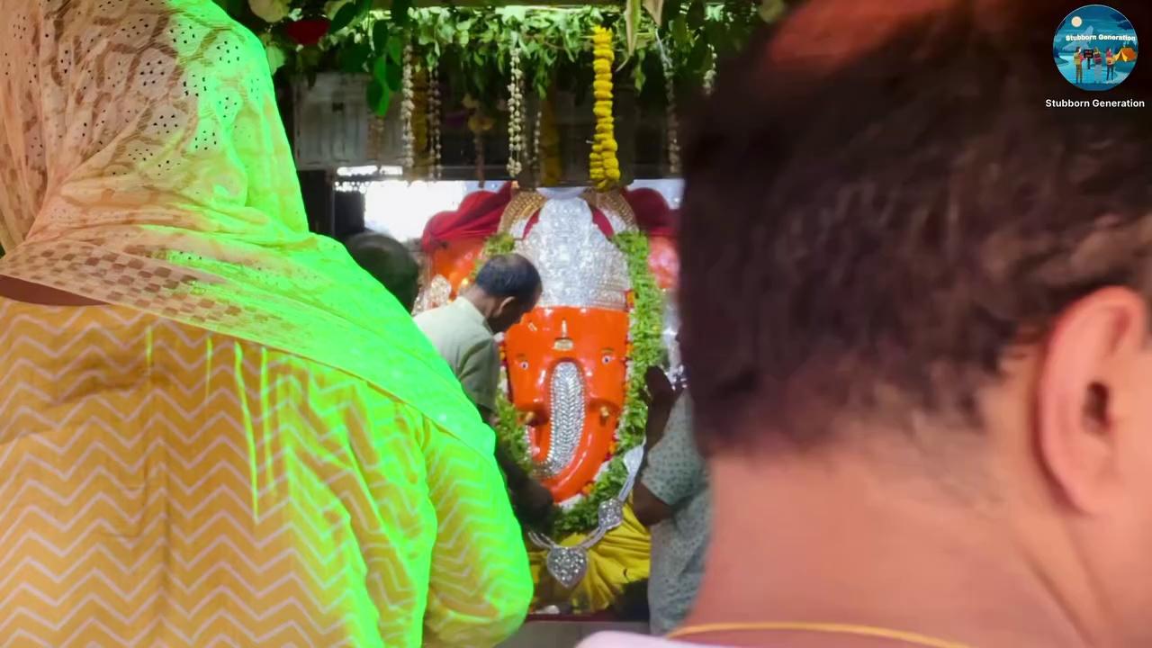 Sankatmochan Hanuman Mandir or 4 mandir in Kashivishwanath 1. लोहटिया स्थित 40 खम्भों वाला मंदिरभगवान गणेश का स्वंभू त्रिनेत्र प्रतिमा वाला यह मंदिर बनारस के लोहटिया नामक स्थान पर स्थित है। इन्हें बड़ा गणेश भी कहते हैं। मान्यता है कि जब काशी में गंगा मां के साथ मंदाकिनी नदी भी बहती थी , उस समय भगवान गणेश की यह प्रतिमा मिली थी।2. बनारस में अस्
‍
सी रोड से कुछ ही दूरी पर आनन्
‍
द बाग के पास दुर्गा कुण्
‍
ड नामका स्थान है। यहां आदिशक्ति का दुर्गा मंदिर भी है। यह मंदिर और कुंड का निर्माण १८ वी सदी में बंगाल की महारानी ने करवाया था।3. तुलसी मानस मन्दिर काशी के आधुनिक मंदिरों में एक बहुत ही मनोरम मन्दिर है। यह मन्दिर वाराणसी कैन्ट से लगभग पाँच कि॰ मि॰ दुर्गा मन्दिर के समीप में है। इस मन्दिर को सेठ रतन लाल सुरेका ने बनवाया था।4. त्रिदेव मंदिर, मानस मंदिर, लंका रोड, वाराणसी...**************************************इस मंदिर में तीन भगवान श्री सालासर बालाजी, श्री खाटू श्याम जी एवं माता रानी सती स्थापित है। यहाँ स्थित इन तीनो भगवान के कारण लोग इस मंदिर को त्रिदेव मंदिर के रूप में जानते हैं। यहाँ स्थित सभी भगवान की अलग अलग महत्व है। इस मंदिर के बारे में कहा जाता है की इसके भव्य दृश्य एवं यहाँ पर स्थित दिव्य मूर्ति यहाँ लोगो को काफी आकर्षित करती है। हिन्दू कैलेंडर के अनुसार श्रावन मास में इस मंदिर में भक्तो की तादात काफी बढ़ जाती है। कहा जाता है की इस माह में स्वयं भगवान अपने भक्तो के मन की मुराद को पूरी करते है।आइए जानते है इस मंदिर में स्थित तीनो भगवान के बारे में...***********************************************श्री खाटू श्यामजी - श्री खाटू श्यामजी के बारे में कहा जाता है की ये भगवान विष्णु के कलयुगी अवतार है जिनकी महिमा स्वयं में अपार है। इनके बारे में ऐसा माना जाता है की महाभारत के यूद्ध के दौरान स्वयं भगवान श्री कृष्ण ने बर्बरीक को यह वरदान दिए थे की कलयूग में लोग तुम्हारी पूजा करेंगे और लोग तुम्हे श्याम के नाम से जानेंगे।माता रानी सती - माता रानी सती राजस्थान में दादी जी के रूप में प्रसिद्द है इन्हें लोग माता दुर्गा का अवतार एवं शक्ति के प्रतीक के रूप में पूजते है।श्री सालासर बालाजी - सालासर बालाजी भगवान शिव के अवतार है, इनके मंदिर में दाड़ी मुछ वाले हनुमान जी की प्रतिमा स्थापित है इनके मंदिर में प्रवेश करते ही लोगो एक अदभुत अलौकिक शक्ति का आभास होता है।5. संकट मोचन हनुमान मंदिर हिन्दू भगवान हनुमान के पवित्र मंदिरों में से एक हैं। यह वाराणसी, उत्तर प्रदेश, भारत में स्थित है। यह बनारस हिंदू विश्वविद्यालय कॆ नजदीक दुर्गा मंदिर और नयॆ विश्वनाथ मंदिर के रास्ते में स्थित हैं। संकट मोचन का अर्थ है परेशानियों अथवा दुखों को हरने वाला। इस मंदिर की रचना बनारस हिन्दू विश्वविद्यालय के स्थापक श्री मदन मोहन मालवीय जी द्वारा १९०० ई० में हुई थी। यहाँ हनुमान जन्मोत्सव बड़े धूमधाम से मनाया जाता है, इस दौरान एक विशेष शोभा यात्रा निकाली जाती है जो दुर्गाकुंड से सटे ऐतिहासिक दुर्गा मंदिर से लेकर संकट मोचन तक चलायी जाती है। भगवान हनुमान को प्रसाद के रूप में शुद्ध घी के बेसन के लड्डू चढ़ाये जाते हैं। भगवान हनुमान के गले में गेंदे ऐवं तुलसी की माला सुशोभित रहती हैं। इस मंदिर की एक अद्भुत विशेषता यह हैं कि भगवान हनुमान की मूर्ति की स्थापना इस प्रकार हुई हैं कि वह भगवान राम की ओर ही देख रहे हैं,ऐवं श्री राम चन्द्र जी के ठीक सीध में संकट मोचन महराज का विग्रह है , जिनकी वे निःस्वार्थ श्रद्धा से पूजा किया करते थे। भगवान हनुमान की मूर्ति की विशेषता यह भी है कि मूर्ति मिट्टी की बनी है।संकट मोचन महराज कि मूर्ति के हृदय के ठीक सीध में श्री राम लला की मूर्ति विद्यमान है, ऐसा प्रतीत होता है संकट मोचन महराज के हृदय में श्री राम सीता जी विराज मान है। मंदिर के प्रांगण में एक अति प्राचीन कूआँ जो संत तुलसीदास जी के समय का कहा जाता है, श्रद्धालु इस कूप का शीतल जल ग्रहण करते हैं । यहाँ विस्तृत क्षेत्र में तुलसी के पौधों को लगाया गया है साथ ही आस पास पुराने रास्ते पर अनेक वृक्ष लगाने के साथ स्वक्षता का ध्यान रखा गया है जिसके कारण विषाक्त सर्पों से भय मुक्त वातावरण तैयार हुआ है |Kaal Bhairava ki kio agya leni chahie Kashivishwanath ke darshan se phelehttps://youtu.be/WdemNPrZSEkManikarnika Ghat with Bhutiya Experience kashivishwanathhttps://youtu.be/tjyhW6XIJZA80 Ghat Ganga Aarti In Banaras ( Kashivishwanath)https://youtu.be/Z2BtFrzo0N8Shri Kashi Vishwanath Mandir In Varanasi Hidden Templehttps://youtu.be/aFUD1FG6om0