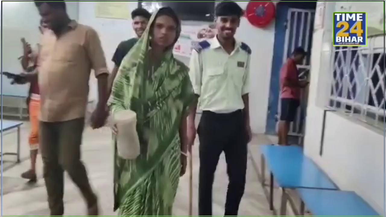 बिहार के बेगूसराय मे महिला को जहरीले सांप ने का&टा तो सांप को पकड़ कर पहुंची सदर अस्पताल। मौजूद लोगों में मचा हड़कंप।