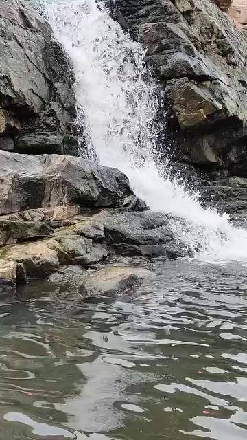 हिमाचल, श्रीनगर और कल्लू मनाली से अच्छा सपोटरा तहसील में स्थित भरतून गांव का waterfall