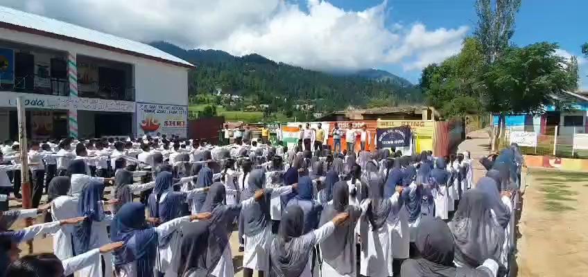 Doda August 12-As a part of Swachhta Pakhwada celebration 2024,Tiranga pledge held at PM SHRI Govt Higher Secondary School Trown.
Staff and Students actively participated in the event.