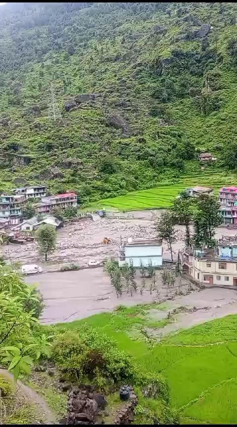 समेज खड्ड में बादल फटा,
19 लोगों के लापता होने की सूचना
डेली पोस्ट हिमाचल, रामपुर,:- रामपुर क्षेत्र के झाकड़ी में समेज खड्ड में हाइड्रो प्रोजेक्ट के नजदीक बादल फटने की सूचना प्राप्त हुई है। वीरवार सुबह तड़के बादल फटने की सूचना जिला आपदा प्रबंधन प्राधिकरण में मिली।
घटना स्थल के लिए उपायुक्त अनुपम कश्यप और पुलिस अधीक्षक संजीव गांधी भी रवाना हो गए है।
उपायुक्त अनुपम कश्यप ने कहा कि घटना की सूचना मिलते ही ही एन डी एस आर एफ की टीम, पुलिस, रेस्क्यू दल घटना स्थल के रवाना हो चुके है। उन्होंने कहा कि हमें प्राप्त सूचना के मुताबिक बादल फटने से प्रभावित क्षेत्र से 19 लोगों के लापता होने की जानकारी है। एसडीएम रामपुर निशांत तोमर घटना स्थल पर पहुंच रहें है। सड़क कई जगह बंद होने के कारण उन्हें दो किलोमीटर पैदल ही उपकरणों के साथ घटना स्थल पर पहुंचने के लिए प्रयास कर रही है।