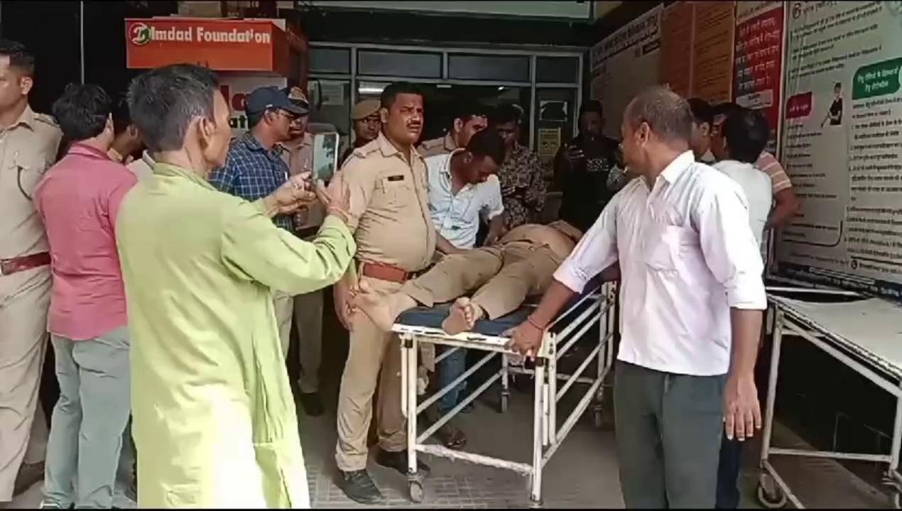 अपराधियों ने पुलिस की गाड़ी में मारी टक्कर, सिपाही व एक राहगीर बुरी तरह घायल
जौनपुर। बक्सा थाने की पुलिस मंगलवार दिन में लगभग 11:00 बजे स्कार्पियो सवार बदमाश का पीछा कर रही पुलिस की गाड़ी में बदमाशों ने मारी टक्कर जिससे एक राहगीर की व पुलिस जवान गंभीर रूप से घायल हो गया सूत्रों के हवाले से बताया गया है कि थाना अध्यक्ष बक्सा उदय प्रताप सिंह सहयोगी जवानों के साथ क्षेत्र में गस्त कर रहे थे। उसी समय सूचना मिली कि स्कॉर्पियो पर सवार कुछ बदमाश आ रहे हैं। जैसे ही स्कॉर्पियो दिखाई दी पुलिस ने पीछा करना शुरू कर दिया। बक्सा पुलिस, सिकरारा अन्य थाने की पुलिस भी पीछे लग गई। इस समय मौका पाकर बदमाश बेतहाशा भागने लगे जिसके कारण एक राहगीर गाड़ी के चपेट में आने से गंभीर घायल हो गया। बदमाशों ने पुलिस की गाड़ी में टक्कर मारी जिससे हेड कांस्टेबल अमित कुमार सिंह को गंभीर चोटें आई हैं। अपर पुलिस अधीक्षक नगर बृजेश कुमार गौतम क्षेत्राधिकार नगर देवेश कुमार सिंह नगर कोतवाल मिथिलेश कुमार मिश्रा द्वारा घायल हेड कांस्टेबल अमित सिंह को जिला अस्पताल लाया गया। चिकित्सक ने हालात को गंभीर देखते हुए ट्रामा सेंटर वाराणसी के लिए रेफर कर दिया है।