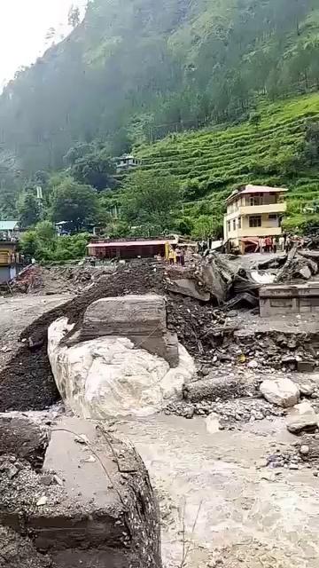 शुक्रवार को लोनिवि मंत्री निरमंड के बागीपुल में हुए नुकसान का जायजा लेने पहुंचे। उन्होंने हादसे में लापता लोगों के प्रति गहरा दुःख व्यक्त किया। उन्होंने कहा कि प्रदेश सरकार क्षेत्र में हुए नुकसान की भरपाई करेगी।बागीपुल की अवरुद्ध सड़क को जल्द बहाल किया जाएगा। सड़क में टूटे बागीपुल, केदस और डरोपा पुल को एक हफ्ते के भीतर तैयार किया जाएगा। उन्होंने प्रभावितों का दुःख दर्द सुना और आश्वासन दिया कि सरकार इस दुःख की घडी में पीड़ित लोगों के साथ खड़ी है। उन्होंने प्रशासन को राहत कार्यों को युद्ध स्तर पर पूरा करने के निर्देश दिये।