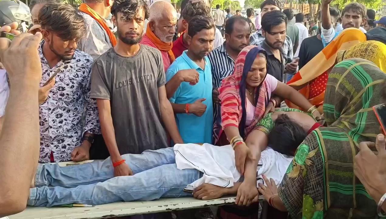 बिजली संविदा कर्मी के मौत के बाद सड़क पर बवाल परिजनों ने किया निचलौल महराजगंज रोड को जाम