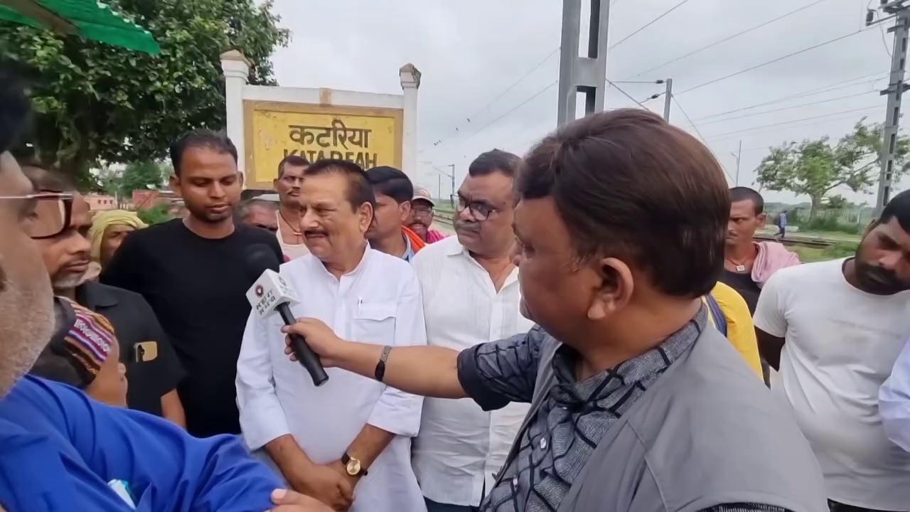 और जब भागलपुर में नौगछिया के कटरिया इलाके के लोगों को ख़बर मिली कि उनलोगों के रेलवे स्टेशन से ही विक्रमशिला भवानीपुर रेलवे स्टेशन को जोड़ा जाएगा तो काफ़ी खुश नज़र आए। गंगा नदी पर 26 किलोमीटर लंबा रेल लाइन सह रेल पुल 2549 करोड़ रुपए की लागत से बनना तय हुआ है। गोड्डा के बीजेपी सांसद निशिकांत दुबे ने जो वादा अपनी माँ से किया था उसे माटी का कर्ज समझ चुकाया। अब तो बस रेल प्रशासन को कार्य प्रारंभ करना है। पीएम, रेल मंत्री और सांसद महोदय को धन्यवाद के साथ साथ कल उज्जवल होगा, यह बड़ी उम्मीद दिखी। 194 हेक्टेयर जमीन के अधिग्रहण होने के बाद रेललाइन सह रेलपुल का काम तेजी से शुरू होगा। इलाके के लोगों को शायद प्राणवायु का एहसास हो रहा था।