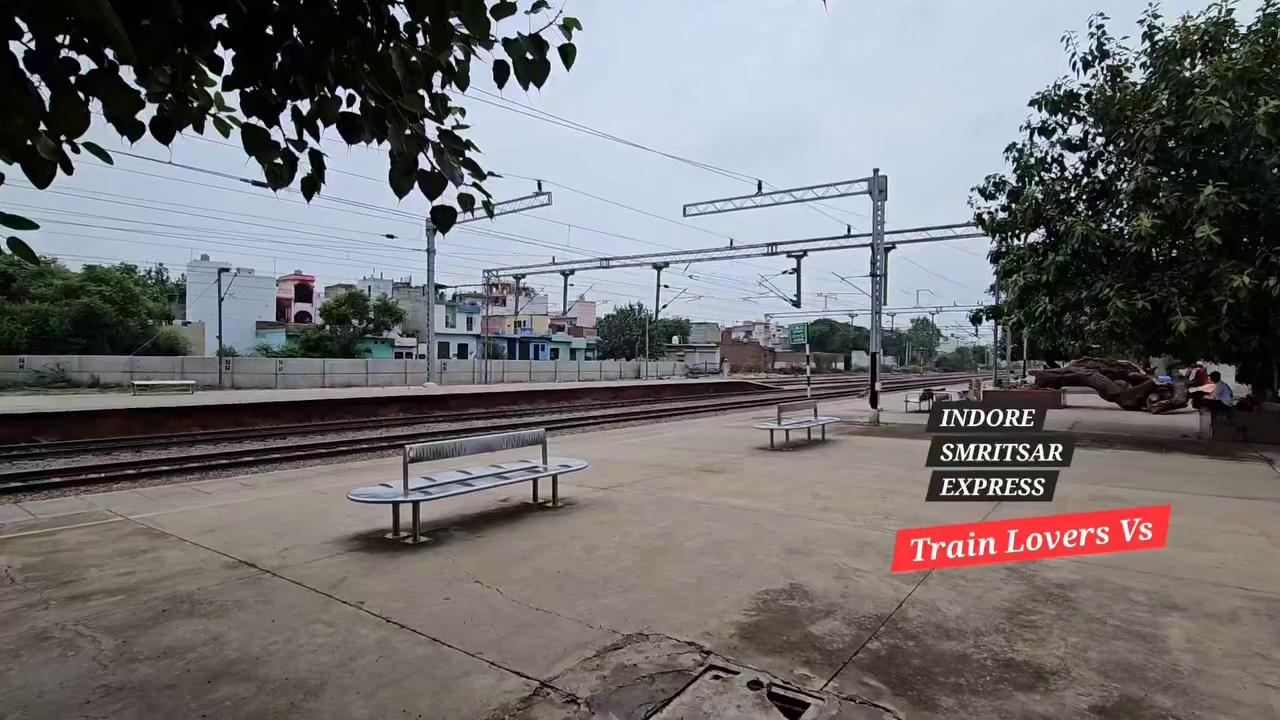 VIDEO:02:
INDORE-AMRITSAR EXPRESS
||Indian Railways
Train Lovers Vs