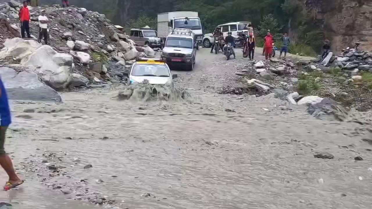 गंगापुर सिटी में पानी का बढ़ावा होने के कारण,वाहनो की दुर्घटना,
लोग हुए परेशान, पानी तेजी से बड़ रहा है लोग भ रहे हैं
see more.........