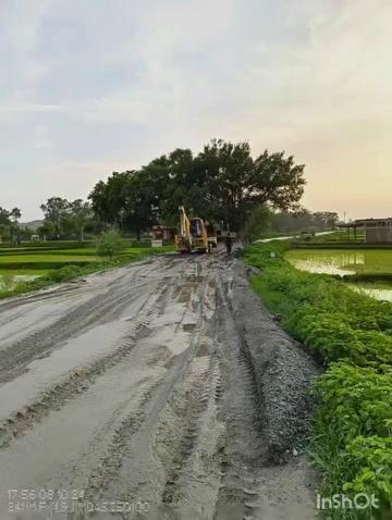 सहमत है तो ज्यादा से ज्यादा शेयर करके इनलोगो का नींद खोलें
झारखंड राज्य का सबसे बेहतरीन सड़क है पिपरा प्रखंड का मुख्य मार्ग दुबटिया जपला पथ!! धन्यवाद प्रखंड जिला एवं विधानसभा के जनप्रतिनिधि अगर आप सब नहीं होते तो इतना अच्छा सड़क हम सभी प्रखंड वासियों को नहीं मिल पाता... पिपरा प्रखंड ग्राम पोलदा निवासी Premshankar Prince के द्वारा लगातार प्रयास किया जा रहा है इस गड्ढे को भरने का लेकिन सड़क की स्थिति इतनी दयनीय हो गई है कि क्रेशर संयंत्र संचालक भी मायूस होते दिखाई पड़ रहे हैं. लाखों रुपए खर्च करने के बाद भी सड़क की स्थिति 2 घंटे के बारिश के बाद पहले के जैसी हो जाती है. आपके इस प्रकार के प्रयास करते रहने के लिए आपको धन्यवाद!! सड़क का निर्माण ही एकमात्र समाधान है तभी जाकर यहां के राहगीरों को सड़क पर चलने में सहूलियत होगी प्रखंड वासियों को धूलकण से निजात मिलेगा एवं प्रखंड के विकास के गाड़ी को गति मिलेगा. इस बार पिपरा प्रखंड का नारा है रोड नहीं तो वोट नहीं.. चुनाव हार जाने का मतलब यह नहीं होता है कि 5 साल घर में जाकर सो जाएं विपक्ष नाम का भी कोई चीज होता है ...आखिर सभी जनप्रतिनिधि खामोश क्यों है???? क्या पिपरा --#झारखण्ड #पलामू #हुसैनाबाद - #हरिहरगंज मे नहीं आता है क्या??? अगर नहीं आता तो जनप्रतिनिधि मे थोड़ा सा भी मानवता बचा होगा तो वोट मांगने पिपरा प्रखंड में नहीं आएंगे, अगर आता है तो-इस समस्या को गंभीरता से लेकर समाधान कराये... जो अस्पताल एवं सड़क की समस्या का समाधान कराएगा वही हम प्रखंडवासियों का नेता होगा!!! धन्यवाद