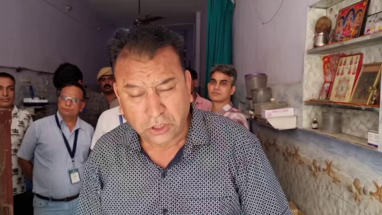 ऑपरेशन ब्लैक थंडर के तहत बीकानेर में चिकित्सा विभाग की बड़ी कार्रवाई !
बिना "डिग्री" के "फर्जी डॉक्टर" की अवैध क्लिनिक पर चिकित्सा विभाग की बड़ी कार्रवाई
वर्षों से चल रही फड़बाजार पुरानी गजनेर रोड स्थित "जय कच्छावा क्लिनिक" पर बड़ी कार्रवाई
चारपाई पर पेशेंट को चढ़ाई जा रही थी ड्रिप, देखे जा रहे थे पेशेंट, टीम को देख मौके से भागा स्टाफ
CMHO डॉ.राजेश गुप्ता, डॉ.सी एस मोदी की टीम की कार्रवाई