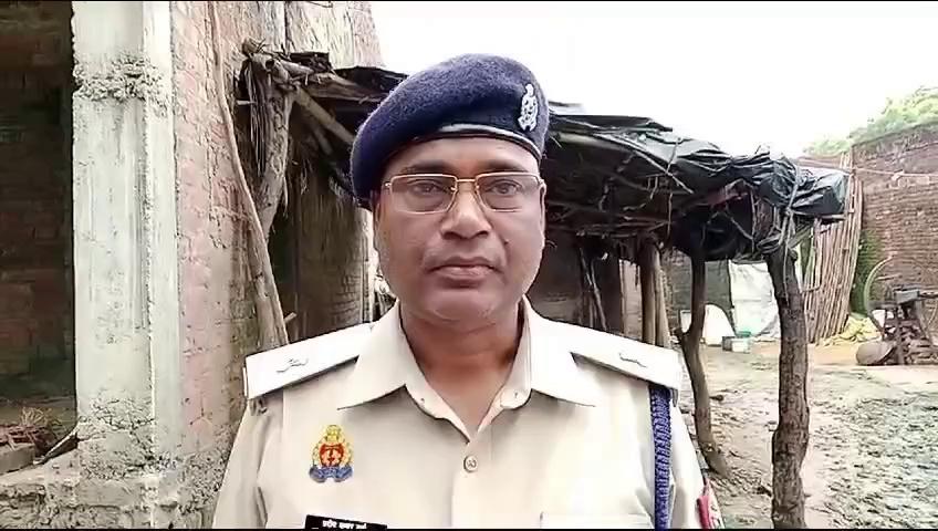 थाना कोंच क्षेत्रान्तर्गत एक मकान की छत गिरने व उसमें परिवार के 04 सदस्यों के दब जाने पर कृत कार्यवाही के सम्बन्ध में अपर पुलिस अधीक्षक जालौन द्वारा दी गयी बाइट ।