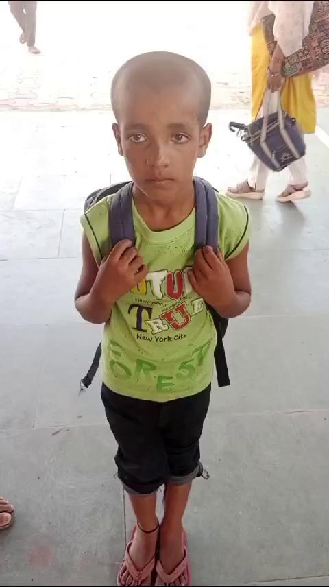 ये बच्चा सुपौल का रहने वाला है। अभी झंझारपुर स्टेशन पर है,अगर इस बच्चे के पेरेंट्स को जानते हैं तो इस बच्चे को घर पहुंचाने में मदद कीजिये