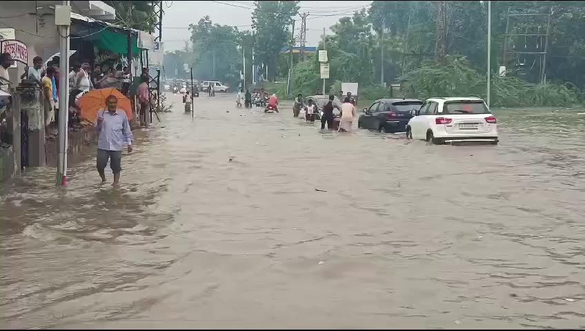 हिंडौन सिटी में लगातार बारिश का दौर जारी बयाना रोड पर भरा बारिश का पानी चार पहिया वाहन वाले वाहनों को धक्का देकर निकाल रहे बाहर रिपोर्ट अंशु गुप्ता