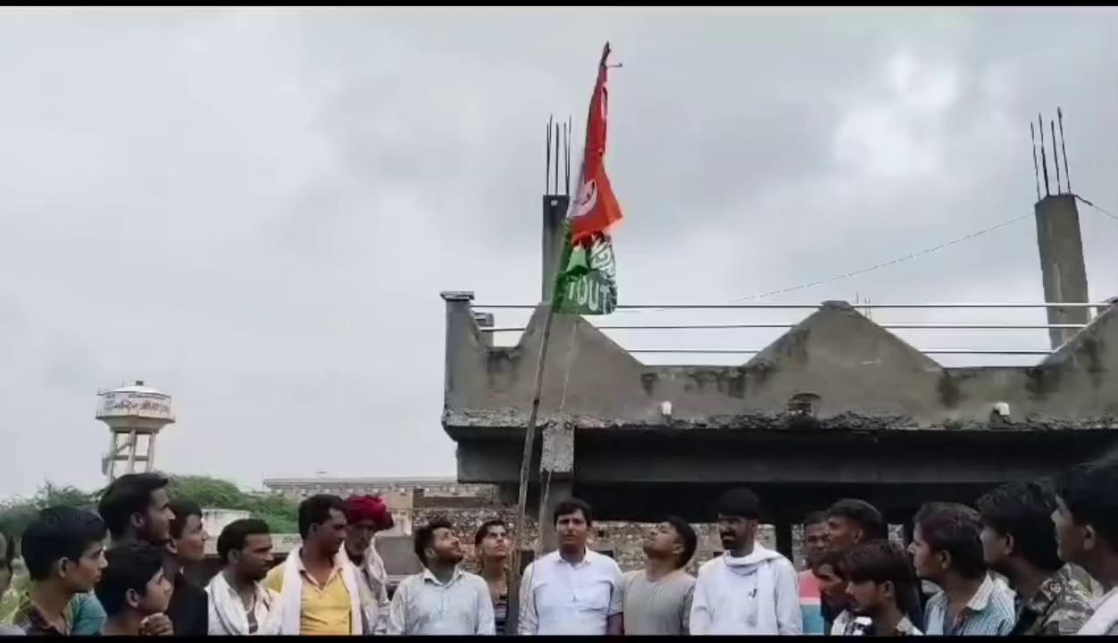 आज यूथ कांग्रेस के स्थापना दिवस के अवसर पर जिला सवाई माधोपुर मुख्यालय पर ध्वजारोहण कर राष्टहित में कार्य करने की प्रतिज्ञा की, इस अवसर पर सफाई कर्मियों का मिठाई खिलाकर,माल्यार्पण कर टावल ओढ़ाकर सम्मान किया और सभी युवा कांग्रेस के कार्यकर्ताओं द्वारा कार्यकारी जिलाध्यक्ष जितेंद्र मीना के नेतृत्व में अनेक स्थानो पर वर्षारोपण का कार्य किया इस मौके पर चेतराम पखरवाल पूर्व ब्लॉक अध्यक्ष,रघुवीर बांसरोटा,राजेश मीणा,रामभजन मीना,जयपाल गुर्जर,नादान,नरेंद्र मीना,रामबाबू गोलू धारासिंह और आदि कार्यकर्ता उपिस्थित रहे ।।