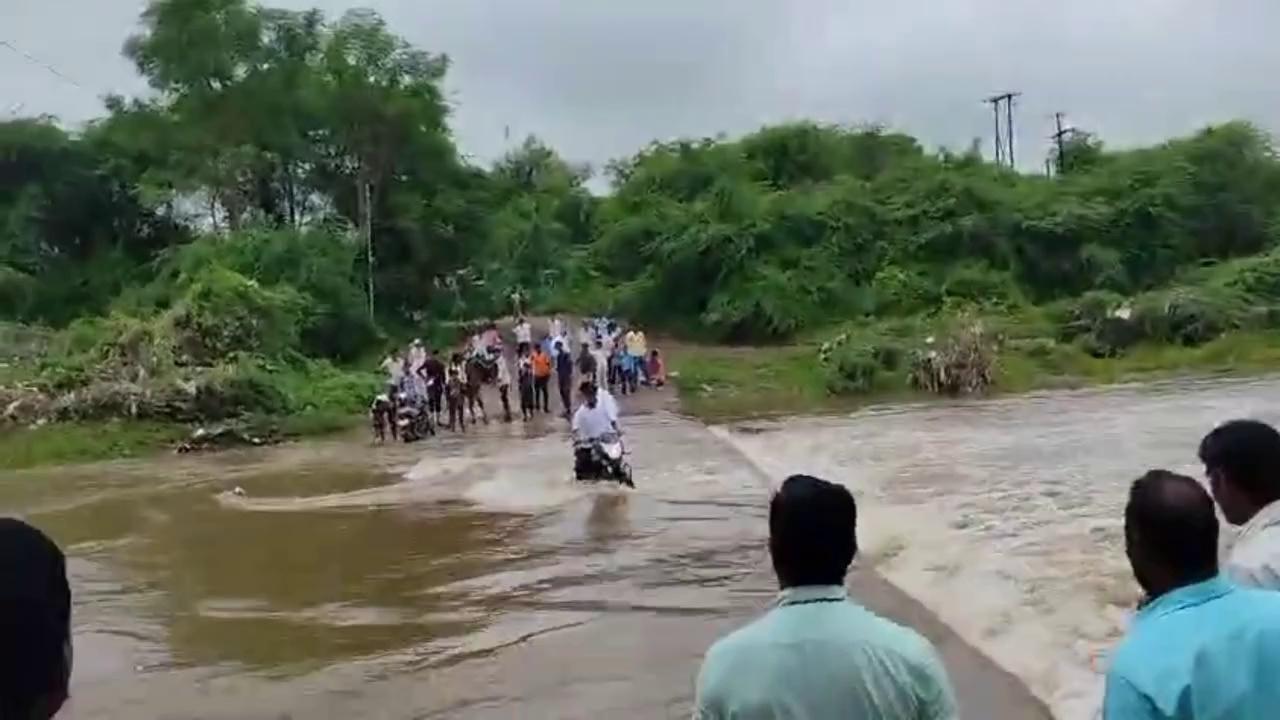 माटरगाव ता. शेगाव , जि. बुलढाणा: काही गरज नसतांना स्वतः चा, मुक्या प्राण्यांचा व इतरांचाही जिव धोक्यात टाकणे म्हणजे मृत्यूला आमंत्रण देणे.
मित्रांनो आग, पाणी व हवा यांपासून लांब रहावे बुध्दी असुन असं बुद्धी हिन सारखे वागणे कितपत योग्य आहे
धोडा उशीर होईल लेट पोहचणार पण थेट पोहचणार काय हरकत आहे