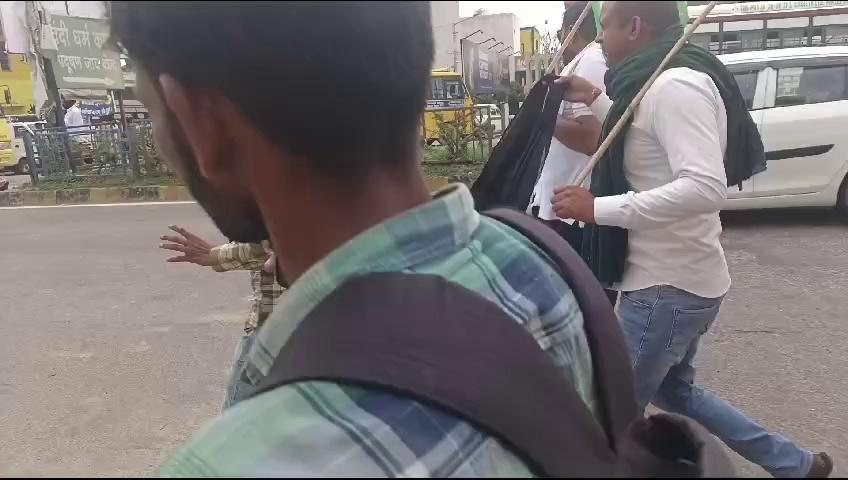 सीएम को काले झंडे दिखाने जा रहे Bku शहीद भगत सिंह के संजू नंबरदार संजीव आलमपुर गुरजंट सिंह मंड
सोहन सिंह बारवा को गिरफ्तार किया 15 अगस्त को किसानो पर गोली चलाने वाले अफसरों को सम्मानित करने का विरोध कर रहे थे.