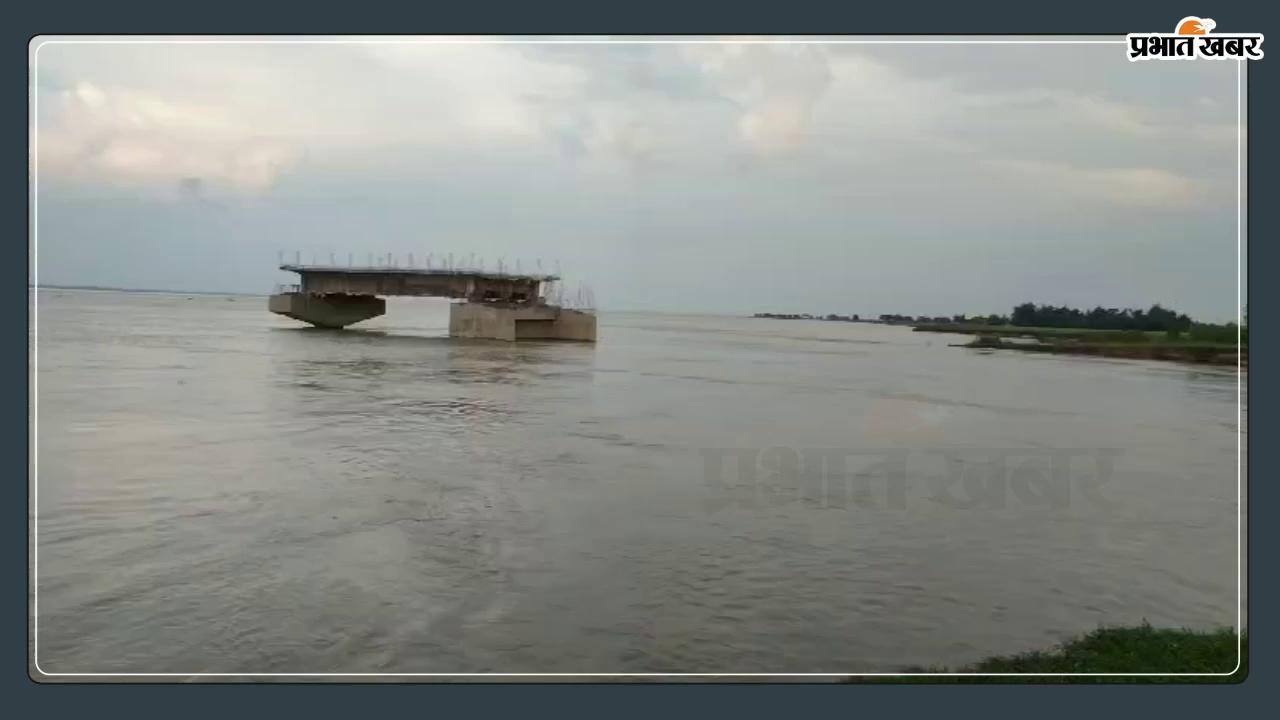 Bihar Flood: कटिहार में बन रहा पुल धंसा, सड़क भी ध्वस्त, लोगों की उम्मीद गंगा में समायी