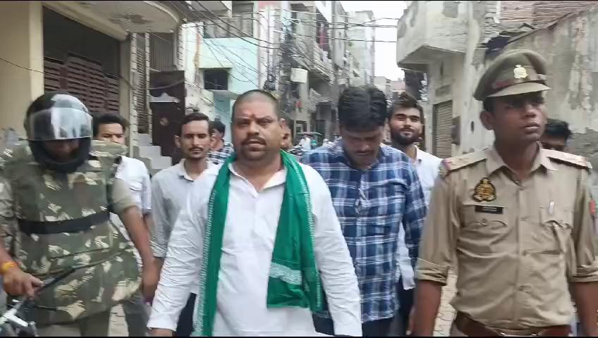 आज AIMIM पार्टी गाजियाबाद जिला /महानगर के द्वारा संजय नगर स्थित हिंदू रक्षा दल के द्वारा प्रताड़ित परिवार से मिल उनका हाल जानने एवं मदद करने हेतु 12 बजे पहुंचना था। परंतु गाजियाबाद पुलिस द्वारा जिला अध्यक्ष डॉ महताब अली ,महानगर अध्यक्ष पंडित मनमोहन झा गामा को हाउस अरेस्ट कर लिया गया। जब हम एआईएमआईएम कार्यकर्ता संजय नगर जाने की जिद्द पर अरे रहे ,फिर हम कार्यकर्ता ज्ञापन देना तय किया । फिर उपस्थित पुलिस अधिकारी संग साहिबाबाद एसीपी महोदय को श्रीमान पुलिस आयुक्त महोदय के नाम ज्ञापन सौंपा जिसमें हिंदू रक्षा दल के नेता पिंकी चौधरी एवं उसके गुर्गे के खिलाफ एन एस ए की करवाई की मांग की।
ज्ञापन देने वालों में शहीद सैफी,हबीब मास्टर,सद्दाम हुसैन,चांद कसार,जावेद चौधरी,विपिन मिश्रा, आदि पदाधिकारी मौजूद रहे।
भवदीय
पंडित मनमोहन झा गामा
महानगर अध्यक्ष
एआईएमआईएम गाजियाबाद