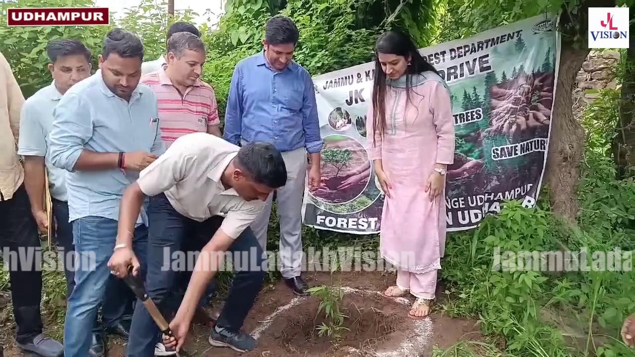 DC #Udhampur Saloni Rai planted sapling during #PlantationDrive organized by Rural Development Department at village Sui Sambal