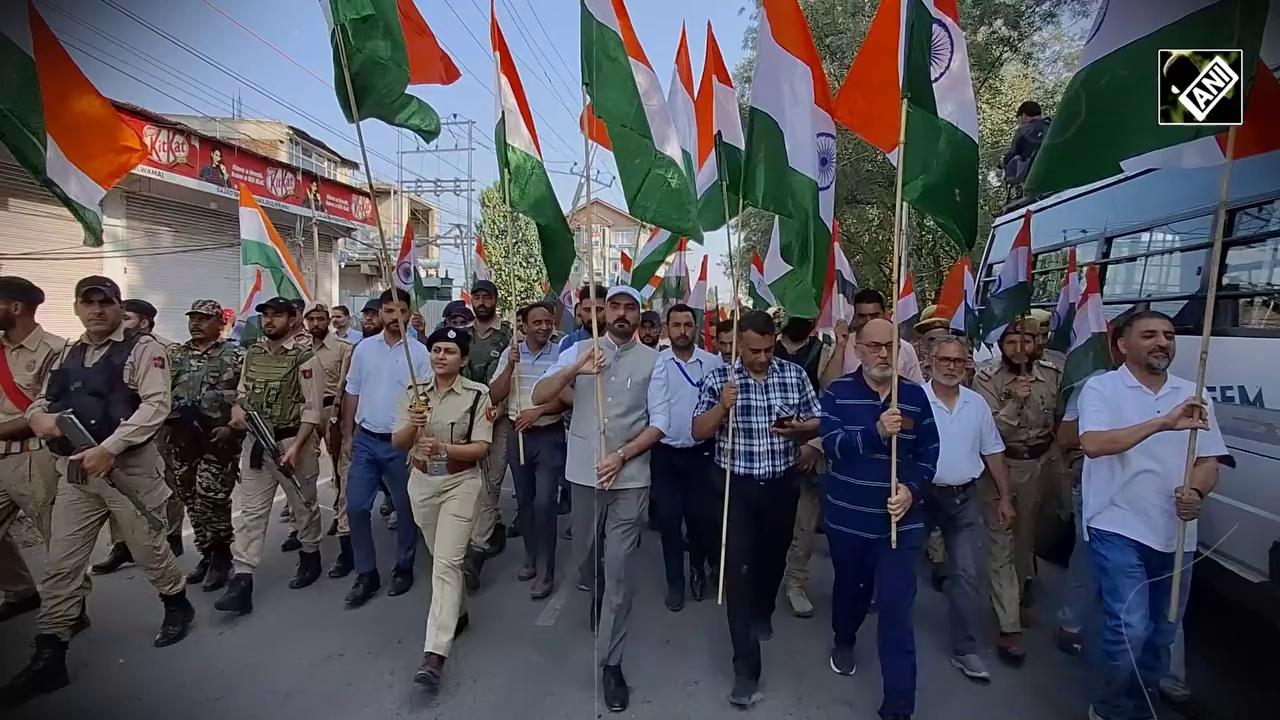 Tiranga Rally marches through streets of Pulwama, students participate with enthusiasm