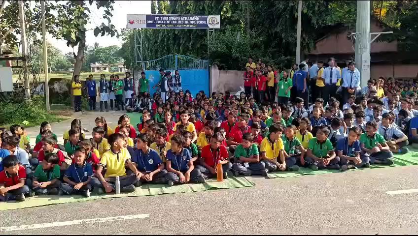 प्रदेश का दुर्भाग्य है कि अब अपनी मांग रखने स्कूली बच्चों को भी आंदोलन करने धरना देने मजबूर होना पड़ रहा है।
मुख्यमंत्री के गृह जिले जशपुर में आत्मानंद स्कूल के बच्चे चिलचीलाती धूप में धरने पर हैं पिछले दो घंटों से कोई जिम्मेदार वहां नहीं पहुंचा।
पिछले दिनों राजधानी में प्रयास स्कूल के बच्चे विधानसभा घेरने निकल पर पड़े थे।
उच्च न्यायालय इन विषयों पर चिंता व्यक्त कर रहा है।
लेकिन विष्णुदेव जी और उनका मंत्रीमंडल केवल लच्छेदार बात करने और सत्ता की मलाई खाने में व्यस्त है।