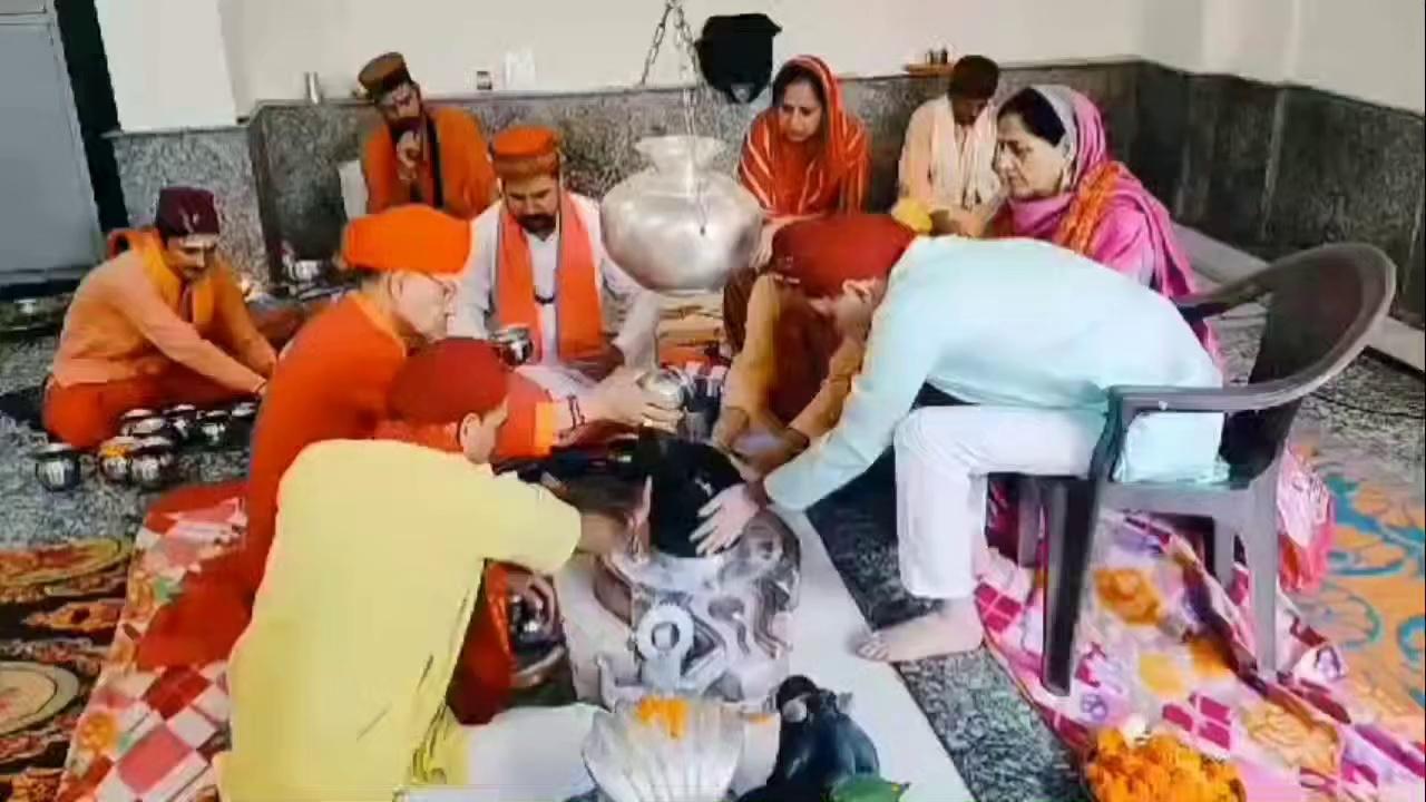 जम्मू यात्री भवन ट्रस्ट हरिद्वार के प्रांगण में स्थित महाकालेश्वर मंदिर में दिनांक 16 जुलाई से 19 अगस्त 2024 तक चल रहे श्रावण मास के दिनों में उन्नतीसवें दिवस के अवसर पर आज दिनांक 13 अगस्त 2024 मंगलवार को अपने पारिवारिक कल्याणार्थ एवं स्वास्थ्य लाभार्थ रूद्राभिषेक एवं रुद्रीपाठ कराने वाले यजमान-
1. श्रीमती एवं श्री पवन कुमार शास्त्री जी, शक्ति नगर, जम्मू निवासी जी। गोत्र- अच्युत
2. श्री प्रदीप सिंह संब्याल जी एवं श्री आयुष संब्याल जी, कोटली मंडी साम्बा निवासी जी। गोत्र- भारद्वाज
3. डॉक्टर सभ्यता गुप्ता एवं डॉ अशोक वैद जी, किशनपुर बिलावर कठुआ निवासी जी। गोत्र= गोयल
4. श्रीमती सुशीला सभरवाल जी एवम श्री नरेश सभरवाल जी, गुलमोहर पार्क नई दिल्ली निवासी जी। गोत्र= हंसरस
5. श्रीमती अंजना जी एवं श्री सुरेश कुमार जी, तलाब तिल्लो, जम्मू निवासी जी। (स्वास्थ्य लाभ एवं परिवार कल्याण)। गोत्र= स्वामिन गौतम
6. श्री धर्मपाल शर्मा जी सुपुत्र श्री बिशंबर नाथ जी, सैनिक कॉलोनी, जम्मू निवासी जी। गोत्र= कुश
उपरोक्त समस्त भक्तजनों के संकल्पानुसार विद्वान पंडित जनों द्वारा विधिवत मंत्रोच्चारण के साथ भगवान शंकर का पूजन एवं अभिषेक किया गया। जिसमें कई भक्तजनों द्वारा स्वयं आकर अपने पारिवारिक कल्याणार्थ एवं भगवान शंकर को प्रसन्न करने हेतु रुद्राभिषेक किया गया। तत्पश्चात भक्तजनों द्वारा ट्रस्ट के प्रति अपने विचार व्यक्त किये गए। श्रावण मास में रुद्राभिषेक कराने का विशेष महत्व होता है। शास्त्रों के अनुसार इसी माह में समुद्र मंथन भी हुआ था। जिससे निकले हलाहल विष को भगवान शिव ने अपने कंठ में समाहित कर सृष्टि की रक्षा की थी। जब भगवान शिव का कंठ विष के प्रभाव नीला पड़ गया तब इस विष के प्रभाव को कम करने के लिए सभी देवी-देवताओं ने उन्हें जल अर्पित किया था। इसी
‍
लिए श्रावण माह में भोलेनाथ को जल चढ़ाने से विशेष फल की प्राप्ति होती है।
यदि आप भी अपनी मनोकामनाओं को पूर्ण करने एवं परिवार के कल्याणार्थ रुद्राभिषेक एवं रुद्रीपाठ कराना चाहते हैं तो जम्मू यात्री भवन के जम्मू एवं हरिद्वार कार्यालय में अवश्य सम्पर्क करें। संपर्क सूत्र जम्मू 7051122990, हरिद्वार 9897128391