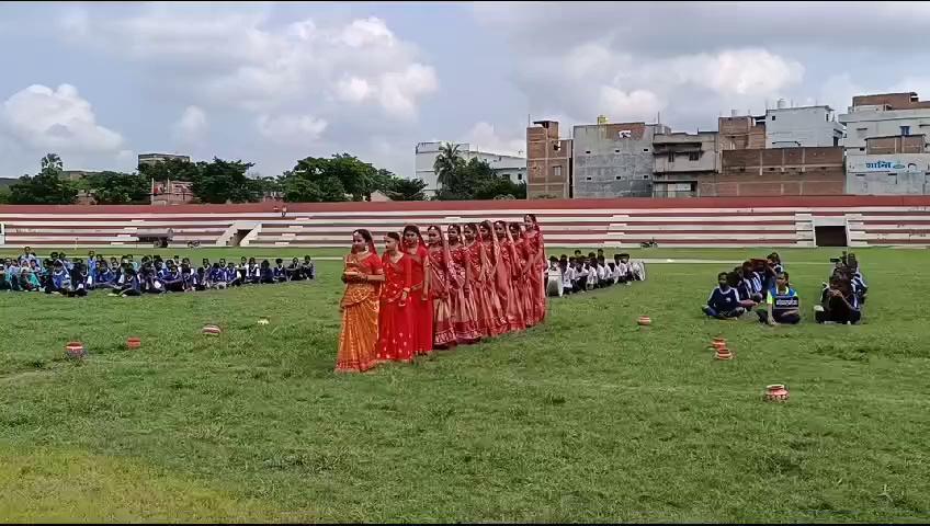 Today on 04/10/2024, all the students of Rose Bud Public School, Muriyari Mairwa were honored and encouraged by the District Sports Officer for performing well and getting first class in dance performance in the Rajendra Stadium Siwan State Level Sports Festival program like every year.