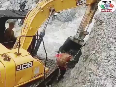 जिला #सिरमौर के बनोर गाँव मे आज लोगो को JCB की मदद से रास्ता क्रॉस करवाया गया, पूरा क्षेत्र मुख्य मार्ग से कट गया है l #PaontaSahib #landslide #heavyrain #sirmour #himachalpradesh #videoviral #VC : Nirmal Thakur