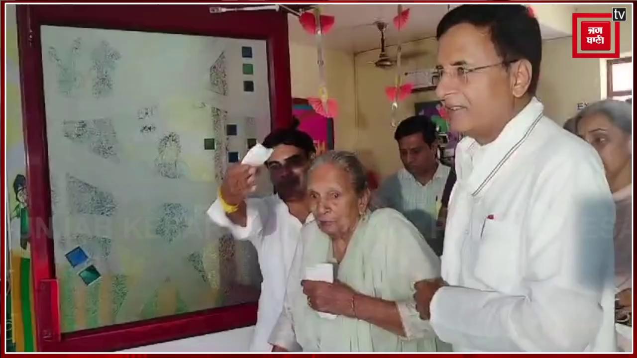 Kaithal में Surjewala ने परिवार के साथ किया मतदान, वोट की चोट से बदलाव करने की अपील