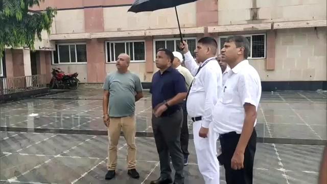 UP News: भारी बारिश से गिरी Ballia Railway Station के गुंबद की बालकनी...