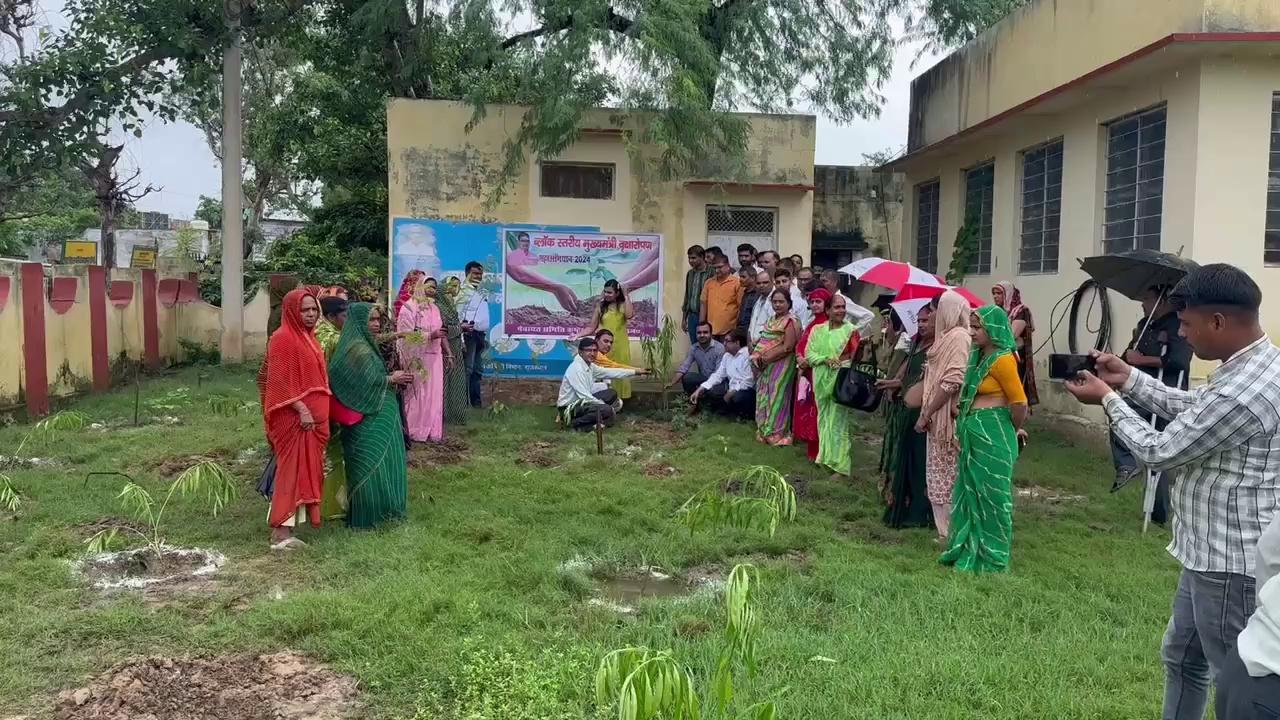 मुख्यमंत्री वृक्षारोपण महाभियान अन्तर्गत "एक पेड़ माँ के नाम" हरियाली राजस्थान के तहत पंचायत समिति कुम्हेर प्रांगण एवं पंचायत समिति अधीन सभी ग्राम पंचायतों में हरियाली तीज के शुभ अवसर पर वृक्षारोपण कार्यक्रम आयोजित किये गये। पंचायत समिति कुम्हेर परिसर में प्रधान रश्मि फौजदार के सानिध्य में वृक्षारोपण कार्यक्रम आयोजित किया गया, जिसमे प्रधान, ब्लॉक स्तरीय अधिकारियों, कर्मचारियों व आंगनवाड़ी कार्यकर्ताओं द्वारा छायादार, फलदार व औषधीय पौधे लगाये गए व उनके संरक्षण की पूर्ण ज़िम्मेदारी ली गयी।