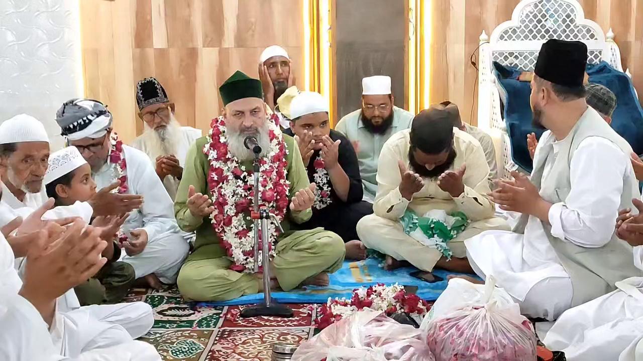 Hazrat Shah Dargahi Mehboob E Ilahi Rehmatullahi Alaih Ke Mazare Mubarak Me Hazrat Syedna Hafiz Shah Jamal Ullah Sahab Rehmatullahi Ki Salana Fateha Me Dua Farmate Hazrat Moulana Moulvi Mohammad Nasir Khan Sahab Imam Jama Masjid Rampur
10/08/24