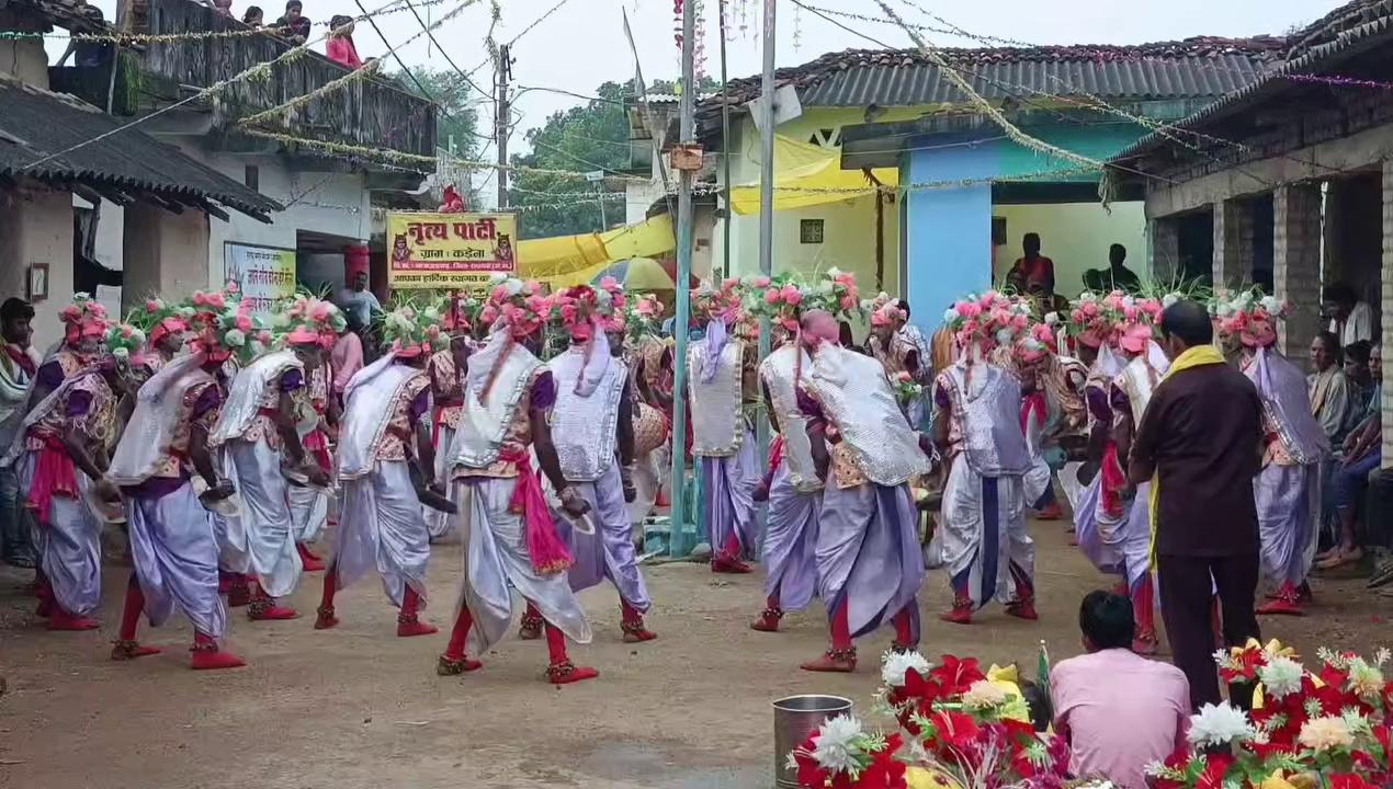 तमनार /आदिवासी बहुमूल्य क्षेत्र की अद्भुत परंपराओं के साथ कर्मा नृत्य की प्रस्तुति का आनंद आज दिनांक 08/08/2024 को ग्राम पंचायत सराईटोला में रथ यात्रा का भव्य आयोजन ग्राम वासियों को बहुत-बहुत बधाई।