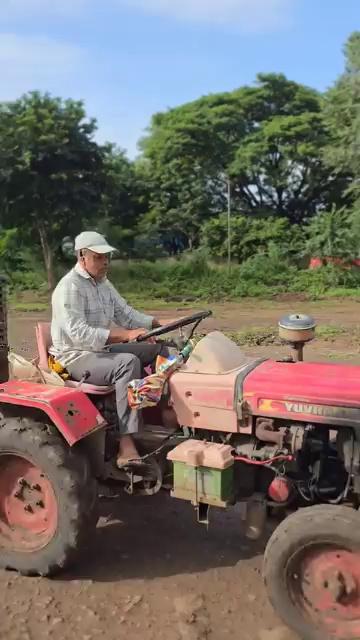 शेतकऱ्यांच्या व्यथा
रोज मरे त्याला कोण रडे.......
निसर्ग,सरकार आणि बाजार अशा तिघांकडूनही शेतकरी मार खात आहे.
जगातील सर्वात मोठा कांदा उत्पादक देश म्हणून भारताची ओळख आहे. महाराष्ट्रासह गुजरात, मध्यप्रदेश, कर्नाटक, राजस्थान, आंध्रप्रदेश, तेलंगणा अशा विविध राज्यातील शेतकरी मोठ्या प्रमाणात कांद्याचं उत्पादन घेतात. कांदा उत्पादनात आपला देश स्वयंपूर्ण आहे.
लासलगाव,पिंपळगाव-बसवंत, उमराणे, सटाणा, मनमाड, येवला या नाशिक जिल्ह्यातील प्रमुख कृषी उत्पन्न बाजार समित्यांमध्ये शेतकरी कांदा विक्री करण्यासाठी गर्दी करीत असल्याचे चित्र दिसत आहे. नाशिक जिल्ह्याच्या ग्रामीण भागाची आर्थिक नस असलेल्या या नगदी पिकाला जेव्हा भाव नसतो तेव्हा त्याचा विपरीत परिणाम येथील इतर व्यवसायावरही स्पष्ट जाणवू लागतो. जिल्ह्यातील बहुतांशी तालुके व प्रमुख गावांमध्ये संपूर्ण व्यापाराची भिस्त नेहमीच शेतकऱ्यांवर अवलंबून राहिलेली आहे.शेतकऱ्याच्या हाती दोन पैसे आले तरच ग्रामीण भागातील बाजारपेठेत रेलचेल असते.
मात्र सरकारचे कांद्याबाबत योग्य धोरण नसल्यानं कांदा उत्पादक शेतकऱ्यांच्या अनेक अडचणी आज ही कायम आहेत.मागील काही वर्षापासून सातत्यानं कांद्याच्या भावातील चढउतार त्यामुळे सतत कवडीमोल भावानं तो विकावा लागतो. कधीतरी कांदा टंचाई निर्माण झाली की थोडाफार भाव मिळतो.मात्र तशी परिस्थिती निर्माण होताच सरकार शहरातील ग्राहक डोळ्यासमोर ठेऊन कांदा भाव नियंत्रणात आणण्यासाठी कांदा आयात करते.तसेच व्यापाऱ्यांवर बंधन आणून कांद्याचे भाव पाडले जातात. त्यामुळे आम्ही कांदा उत्पादक शेतकरी त्यात भरडले जातो.असं शेतकऱ्यांचं मत आहे.